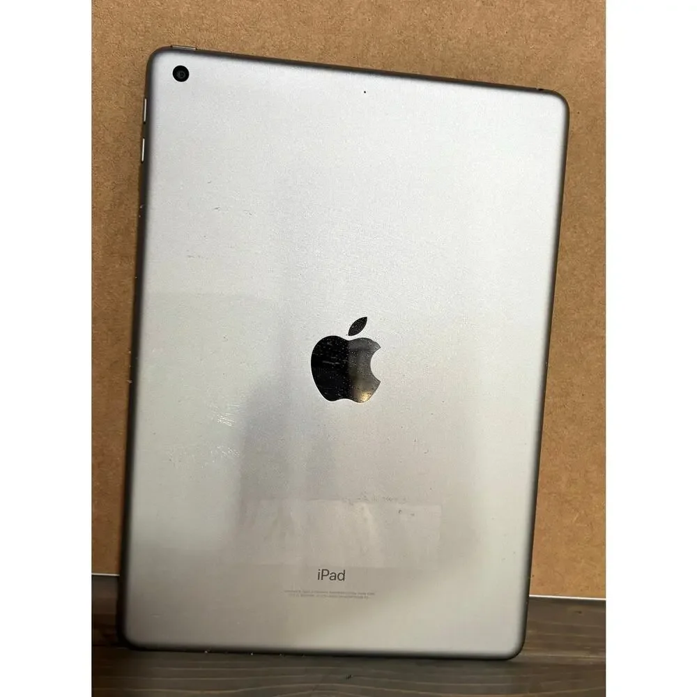 Apple iPad 6th Gen 32gb wifi tablet 9.7in space gray with gumdrop case bundle